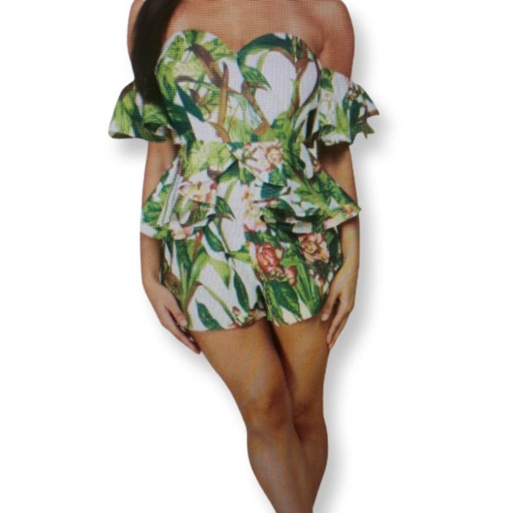 NWT BEAUTIFUL FLORAL ROMPER!